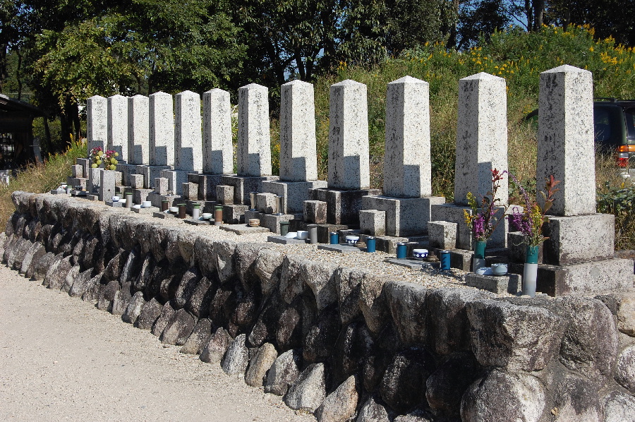 尖ったお墓の意味